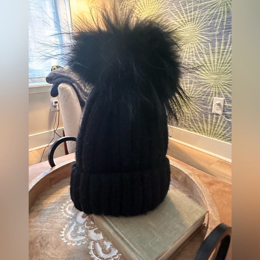 Black chunky knit Pom Pom hat